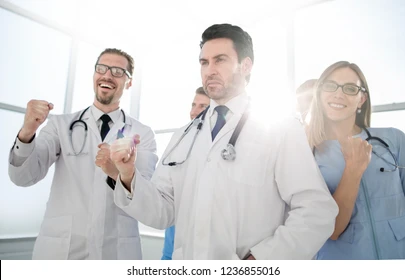 Étudiants en médecine remplissant des formulaires.